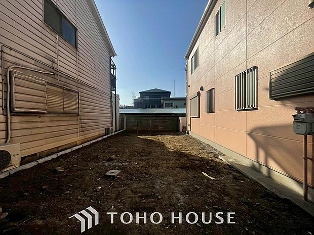 「2026年5月完成予定です。」駐車場付きの一戸建てですので、マンションと違い目の前に愛車を置いておくことができます。