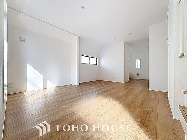 「約16帖のLDK。」忙しい朝でも、しっかり家族が揃って食事をして頂けるゆとりある大きさのダイニングスペース。手料理をテーブルで囲む素敵な時間を存分に愉しんで下さい。