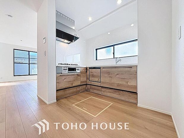 「通気性と明るさにも優れたキッチン。」窓を設置することで、通気性と明るさを取り入れました。閉塞感を全く感じないキッチンスペースです。