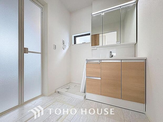 「洗面室」毎日の身だしなみチェックに欠かせない洗面室は、清潔感ある空間です。