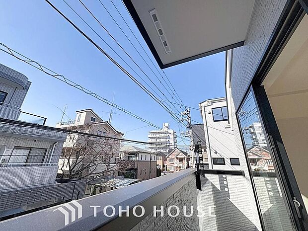 「穏やかな街並みの眺望」穏やかな街並みを一望しながら、爽やかな風と柔らかく降り注ぐ陽光を感じて頂けます。心地良い開放感が暮らしにゆとりと充足感をもたらします。