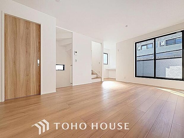 「2階リビング。」居心地の良いリビングダイニングには自然と家族みんなが集まってきます。明るく穏やかな空気のなかで飲んだり、食べたり、笑ったり。