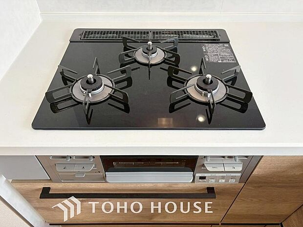 毎日料理をする、料理が好き、家族が多くて量を作る必要がある、等の方々にとっては必須の3口コンロ。同時進行で効率アップはもちろん鍋を移動する回数が減り、無駄な動きを軽減することが出来ます。