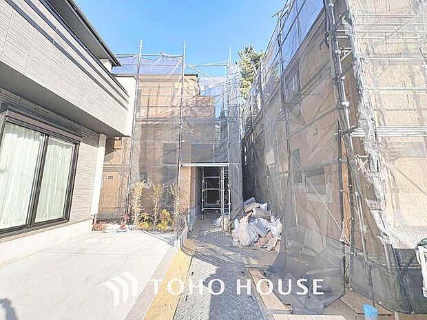 「1階水まわり集約プランの邸宅。」駐車場付きの一戸建てですので、マンションと違い目の前に愛車を置いておくことができます。