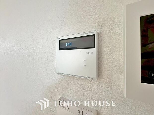 お風呂場と台所に操作リモコンがあり、キッチン近くにある給湯リモコンは、お料理の最中でもリビングで寛いでいるなかでもボタン一つで簡単に沸かせて便利ですね。