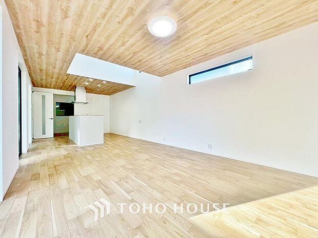 「憩いの場リビング」くつろぎを愉しむリビングルームは憩いの場となります。リビングとダイニングの空間機能を活かし、巧みに使い分ける発想が、ライフスタイルに新しいゆとりをもたらします。