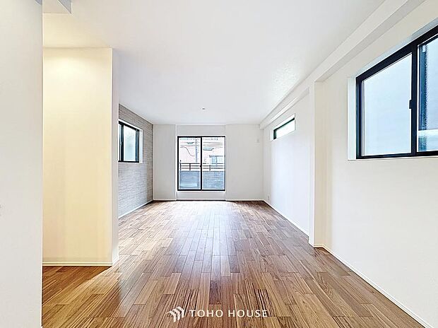 「南西向き。陽当り良好。」柔らかな色合いが優しい雰囲気のお部屋は、格別の居心地の良さを感じて頂けます。採光窓から零れる陽光に癒されてください。