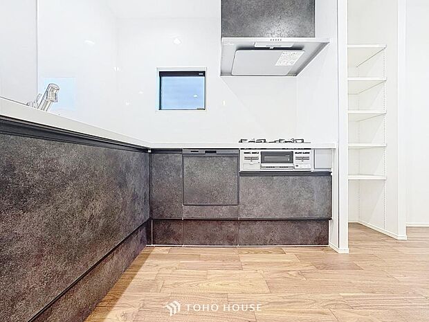 「家事時短の叶うキッチン◎」効率よくお料理ができる3口コンロ・食洗機・出し入れしやすいスライド収納を完備したシステムキッチン。確かな機能性を実感頂けます。