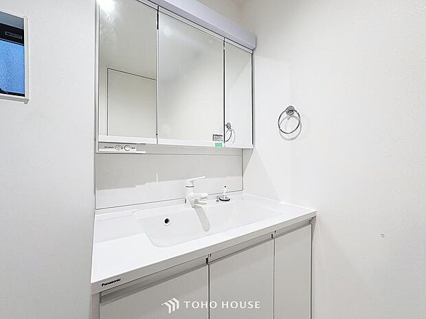 「洗面台」洗面台には三面鏡を採用。身だしなみを整えやすい事はもちろんですが、鏡の後ろに収納スペースを設ける事により、散らかりやすい洗面スペースをすっきりさせる事が出来るのも嬉しいですね。