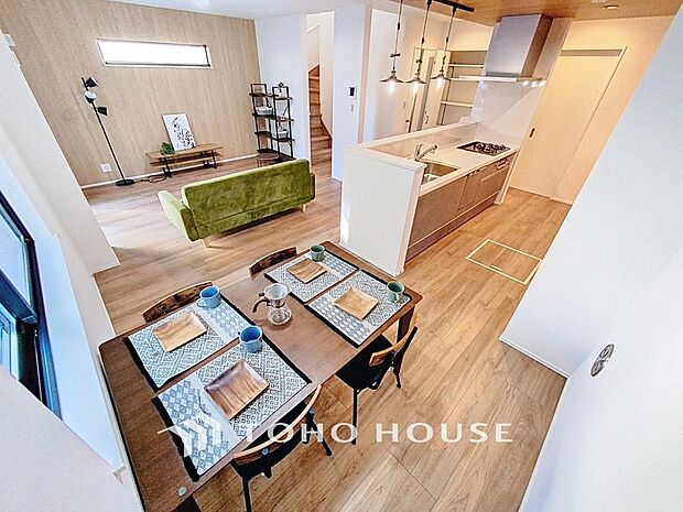 「ダイニングキッチン」キッチンスペースは、ゆとりの広さを確保。開放的な対面式キッチンなので、ご家族との会話を楽しうことはもちろん、お子様を見守りながら家事時間を進められます。