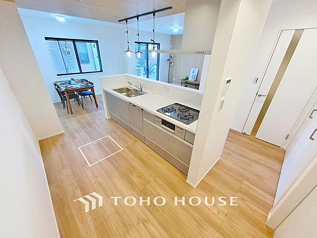 「家事時短の叶うキッチン◎」効率よくお料理ができる3口コンロ・食洗機・出し入れしやすいスライド収納を完備したシステムキッチン。確かな機能性を実感頂けます。