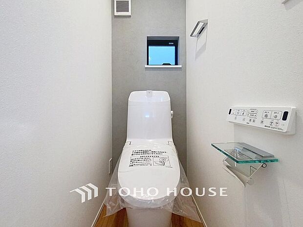 「温水洗浄便座付きトイレ」トイレは快適な温水洗浄便座付です。清潔感のあるホワイトで統一しました。いつも清潔な空間であって頂けるよう配慮された造りです。