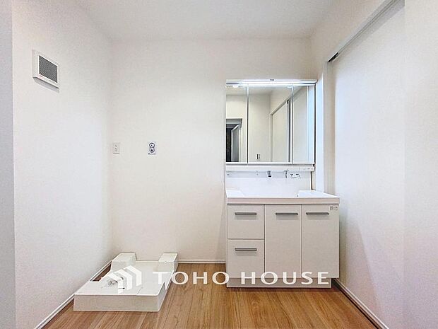 「洗面台」大きな鏡で朝の準備もばっちり。収納も多く、洗剤など日用品の保管にも便利です。