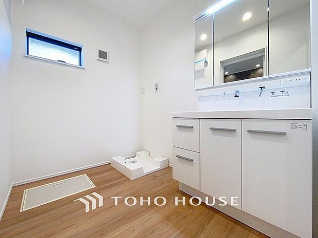 「窓あり×洗面室」明るく清潔感のある色調で纏められた洗面室は、機能性に富んだ三面鏡と使い勝手の良い収納を完備した洗面台を設置。洗濯機置場も完備し、大変充実しております。