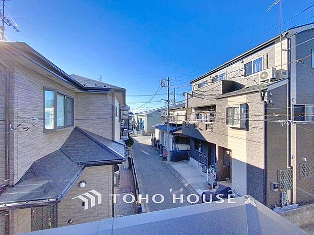 「穏やかな街並みの眺望」穏やかな街並みを一望しながら、爽やかな風と柔らかく降り注ぐ陽光を感じて頂けます。心地良い開放感が暮らしにゆとりと充足感をもたらします。