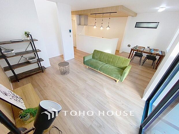 「リビングダイニング」柔らかな色合いが優しい雰囲気のお部屋は、格別の居心地の良さを感じて頂けます。採光窓から零れる陽光に癒されてください。