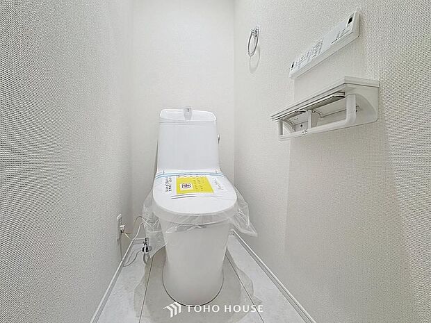 「温水洗浄便座付きトイレ」トイレは快適な温水洗浄便座付です。清潔感のあるホワイトで統一しました。いつも清潔な空間であって頂けるよう配慮された造りです。