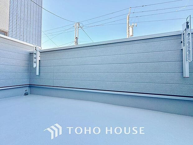 「開放感感じるバルコニー」頬をなでる優しい風を感じることが出来るバルコニー。つい深呼吸をしたくなる気持ちの良い眺望はこのお部屋の自慢です。