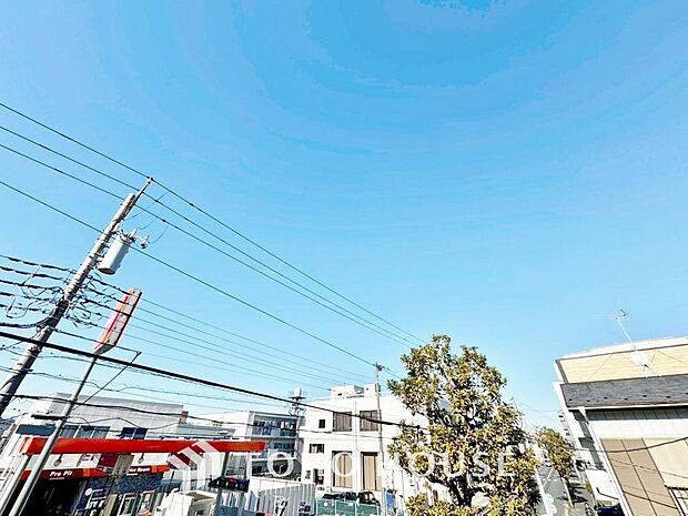 「穏やかな街並みの眺望」穏やかな街並みを一望しながら、爽やかな風と柔らかく降り注ぐ陽光を感じて頂けます。心地良い開放感が暮らしにゆとりと充足感をもたらします。