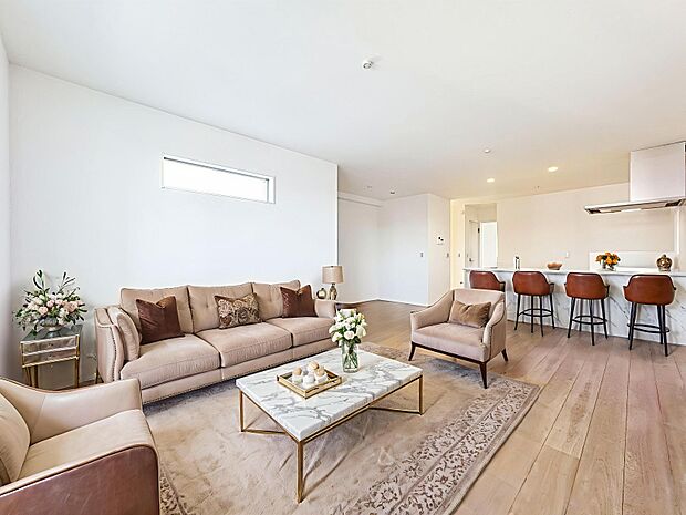 「20帖。ゆとりのLDK。。」広々約20帖のLDK。家族団らんの場やソファーでゆっくりとくつろぐスペースにオススメです。（画像内の家電・家具等はCGです。本物件には付帯されません。）