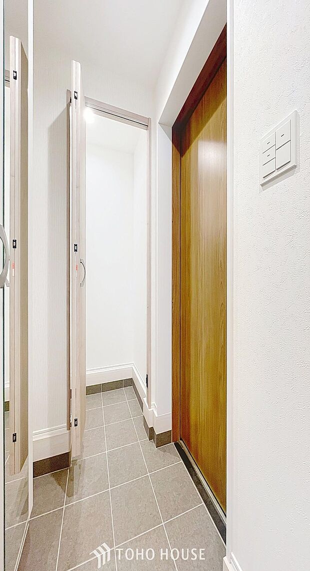 「玄関」清潔印象の玄関です。スペースを無駄なく活用し、使いやすいシューズボックスを設置しております。