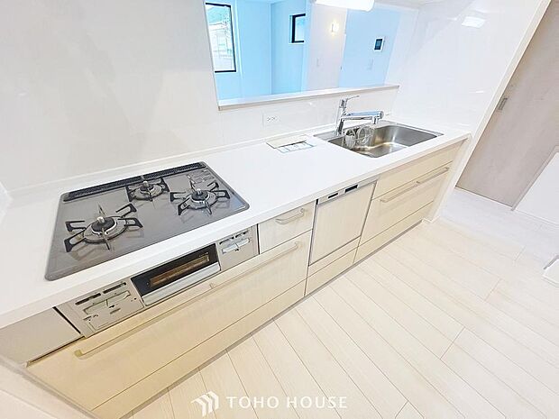 「家事時短の叶うキッチン◎」効率よくお料理ができる3口コンロ・食洗機・出し入れしやすいスライド収納を完備したシステムキッチン。確かな機能性を実感頂けます。