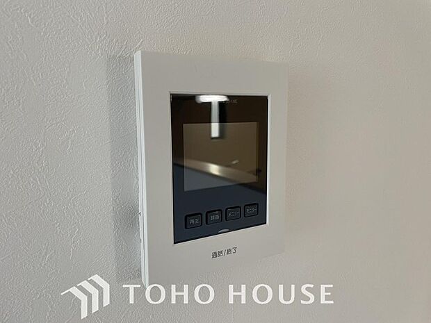 「見える安心」をカタチにしました。誰が来てもわかる様にモニター付きインターホンを設置。家事導線を考慮した個所に設置し、防犯性と利便性に優れ快適と安らぎを合わせた優しい設計。