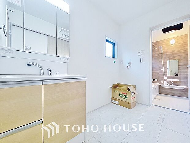 手で洗いたい大切な服など、広く使えると助かる洗面台は汚れの付きにくい形状と素材で造られております。