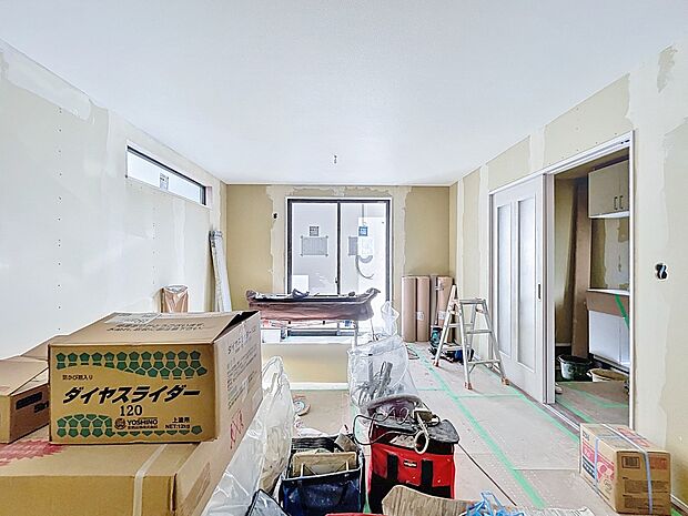 家は、ただ生活する場ではなく、笑顔の毎日、安らぎの日々のために、暮らしを愉しく、快適にする場所。（造作中）