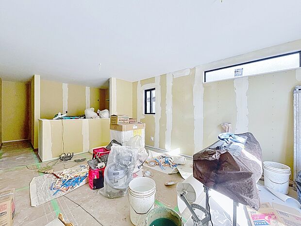 作り手の「気持ちの良いリビングでお過ごししていただきたい」という思いを感じさせます。（造作中）