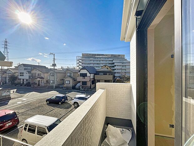 その豊かな眺望にふさわしい空間には、通風・採光にも優れ、心地よい光と風があふれています。