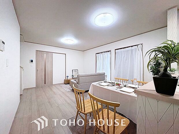 作り手の「気持ちの良いリビングでお過ごししていただきたい」という思いを感じさせます。