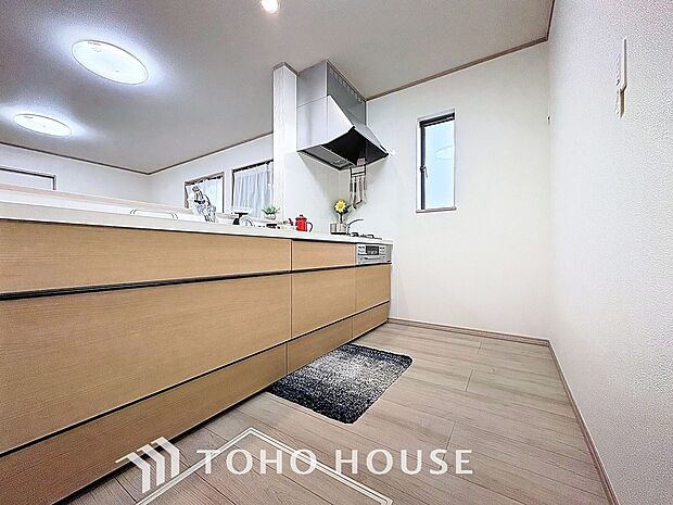 キッチンの収納は、デッドスペースになりやすい箇所を有効活用できる、スライド式収納を採用しました。