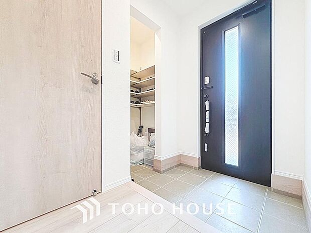 「玄関」人を迎え入れる最初の場所だからこそ、清潔感があり纏まった空間にして頂ける様にゆとりあるシューズボックスを設置しました。おでかけの時も帰宅の時も、すっきりとした玄関は気持ちが良いものです。（4