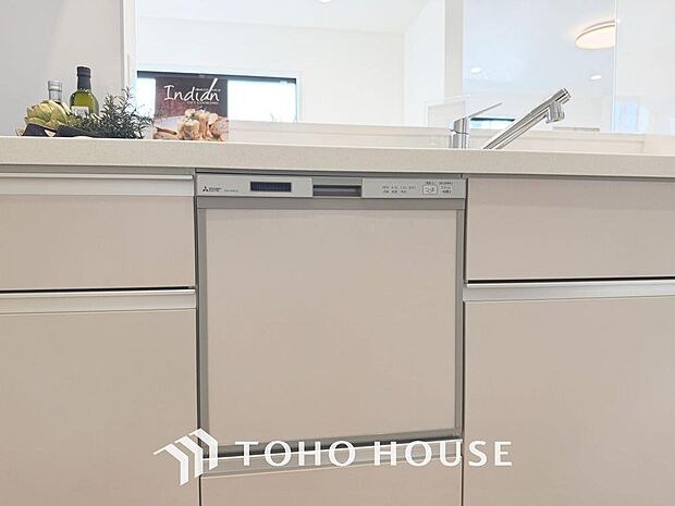 「ビルトインタイプ食器洗乾燥機」通常の手洗いでは使用出来ないほど高温のお湯や高圧水流を使うことにより汚れを効果的に落とすことができる。殺菌効果が非常に高く哺乳瓶などを使う家庭で需要が高く大変便利。