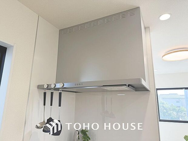 昨今主流のスリムタイプのレンジフード。そのスタイリッシュな見た目から、インテリアとしても高い人気がある型です。また、スリム型の大きなメリットとして、掃除のしやすさがあります。