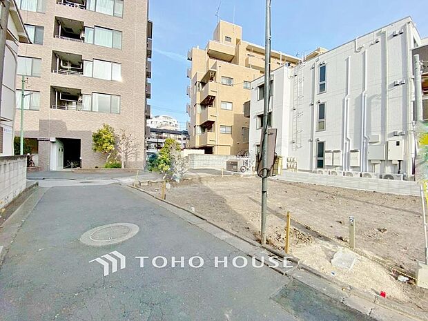 「現況」今日も、明日も、この街で、きっと誰かがしあわせになる物語が描かれていくはずです。爽快な風も毎日やさしく頬をなででくれます。