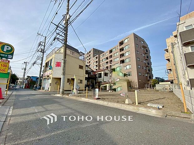 「現況」住まい探しは街探し。みんなが街探しのポイントにしているのは何。　第1位は過半数が支持した納得の 「交通の利便性」。続いて3割以上の人が「住環境」と「公園、緑地の充実」です。