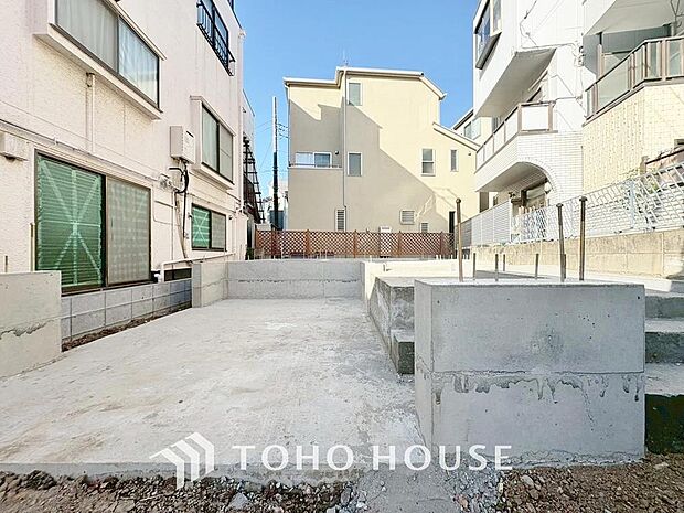 「現況」帰宅途中にショッピングやカフェを楽しんだり、利便性の良いこの地の生活は人々を魅了します。心行くままに季節の流れを感じ、ゆったりとした一時を。