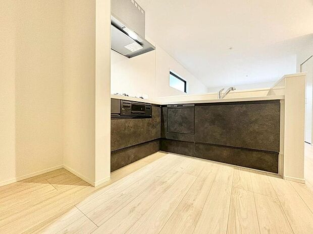 「使いやすさを重視したキッチンスペース。」作業スペースを多くとったキッチン。調理がしやすく余裕の広さです。調理器具等がすっきりと片付く収納力を備えています。