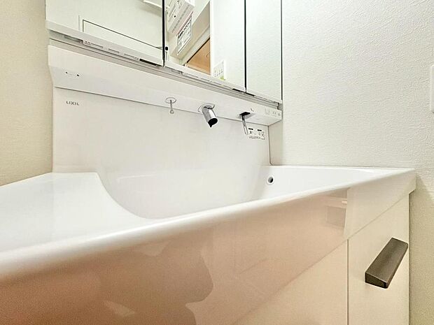 「洗面台」洗面台には三面鏡を採用。身だしなみを整えやすい事はもちろんですが、鏡の後ろに収納スペースを設ける事により、散らかりやすい洗面スペースをすっきりさせる事が出来るのも嬉しいですね。