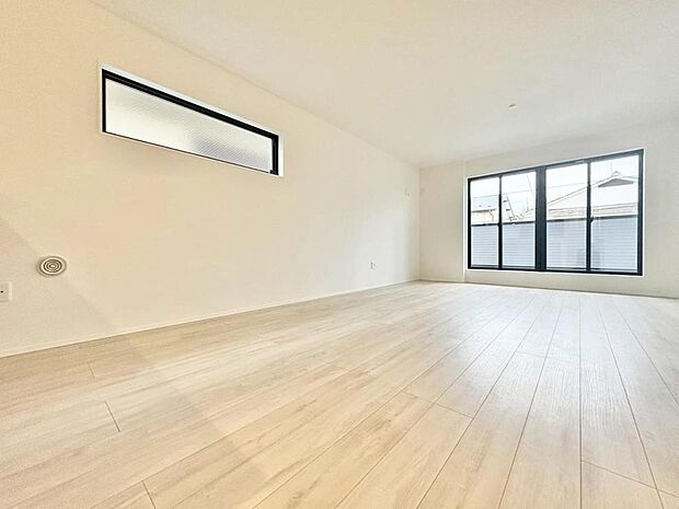 「プライバシーを確保できる、ゆったりくつろげる開放感に満ちた2階リビング。」居心地の良いリビングダイニングには自然と家族みんなが集まってきます。明るく穏やかな空気のなかで飲んだり食べたり、笑ったり。