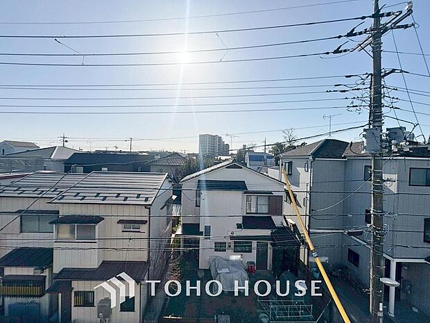 「穏やかな街並みの眺望」穏やかな街並みを一望しながら、爽やかな風と柔らかく降り注ぐ陽光を感じて頂けます。心地良い開放感が暮らしにゆとりと充足感をもたらします。