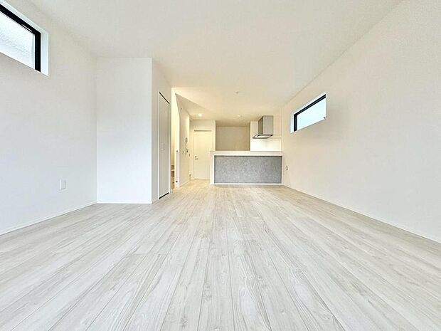 「リビング階段でコミュニケーションがとりやすい空間設計。」穏やかな光が明るくリビングルームを包みます。心地よい空間が、ご家族のかけがえのない時間に優しく寄り添います。