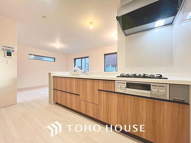 「対面キッチン」キッチンスペースは、ゆとりの広さを確保。開放的な対面式キッチンなので、ご家族との会話を楽しうことはもちろん、お子様を見守りながら家事時間を進められます。