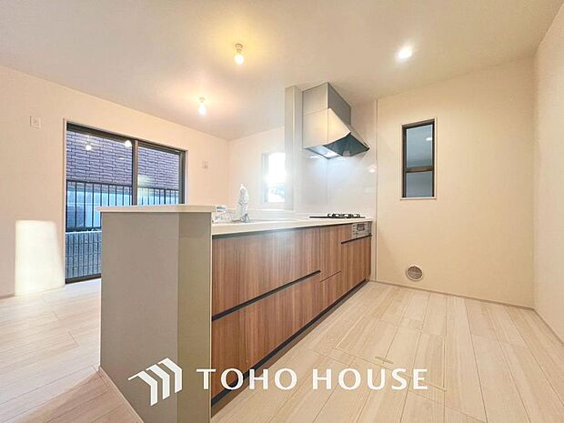 「窓あり×キッチン。」作業スペースを多くとったキッチンには、コンロ横にスリット窓を設置し通気性と明るさを取り入れました。