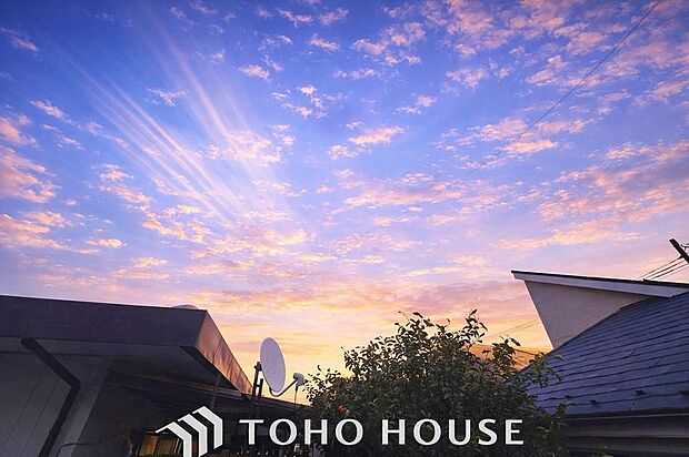 「穏やかな街並みの眺望」穏やかな街並みを一望しながら、爽やかな風と柔らかく降り注ぐ陽光を感じて頂けます。心地良い開放感が暮らしにゆとりと充足感をもたらします。