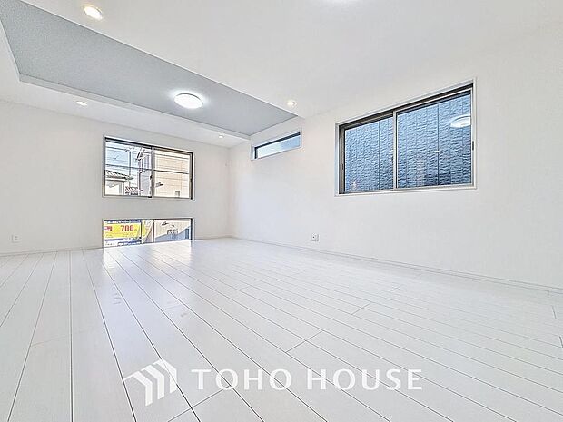 「安心感もある2階リビング。」穏やかな光が明るくリビングルームを包みます。心地よい空間が、ご家族のかけがえのない時間に優しく寄り添います。