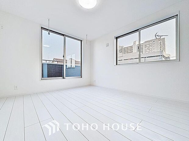 「バルコニに面した約7.5帖の居室。」温もりある自然光を感じていただける居室です。飽きのこないナチュラルなデザインの空間は、色褪せることのない心地良さを作ります。