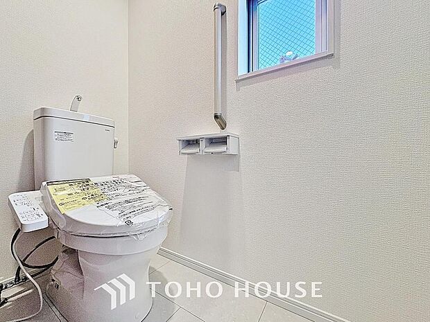 「温水洗浄便座付きトイレ」トイレは快適な温水洗浄便座付です。清潔感のあるホワイトで統一しました。いつも清潔な空間であって頂けるよう配慮された造りです。